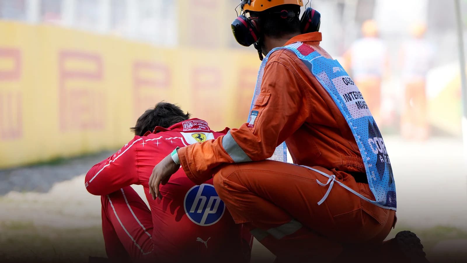 Leclerc chocó y quedó fuera del Gran Premio de Italia tras un incidente con Hamilton en la largada