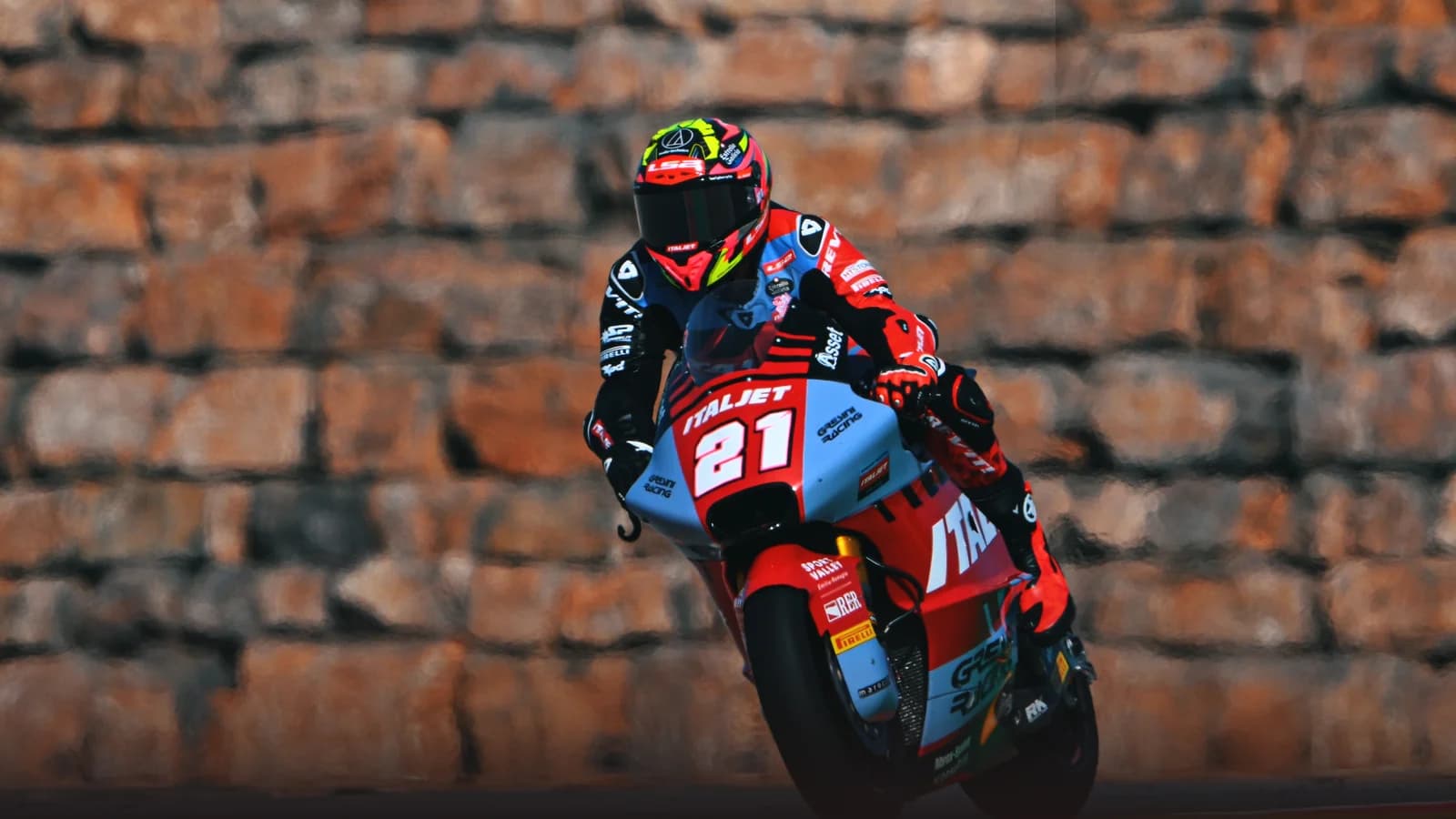 Alonso López rompe una racha de 903 días sin ganar y se impone en Moto2 en Aragón